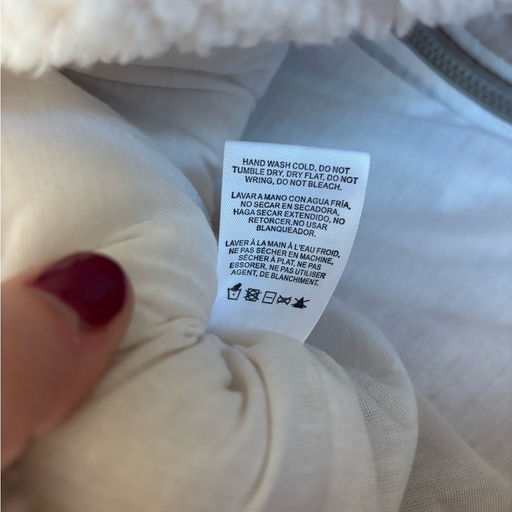 Thread & Supply Women’s Sherpa vest Medium - Picture 8 of 13